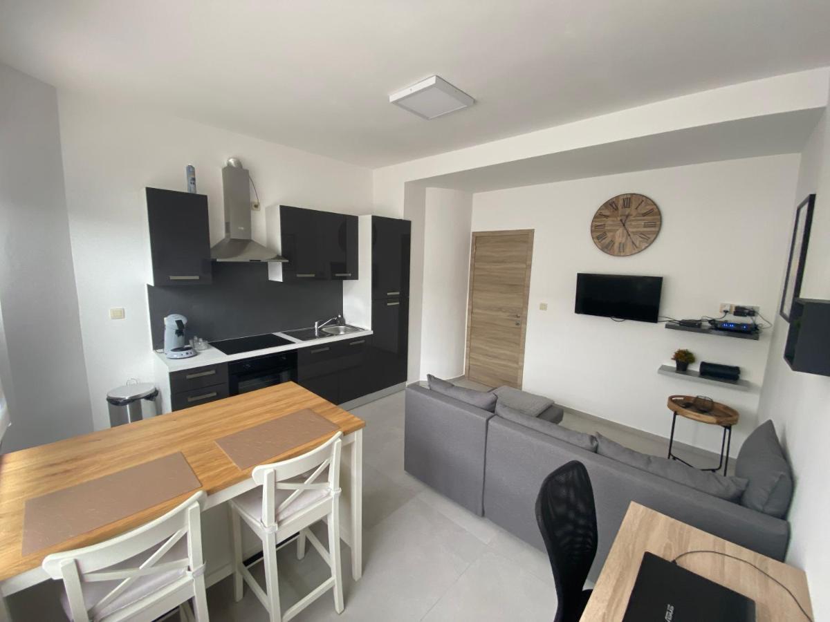 1-C Superbe Appartement Tres Calme Et Bien Decore Charleroi Exterior photo